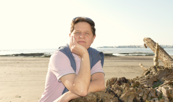 portrait de Thieriki devant la mer