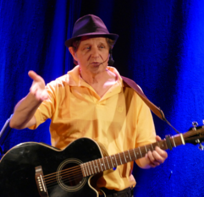 thieriki parle sur scène